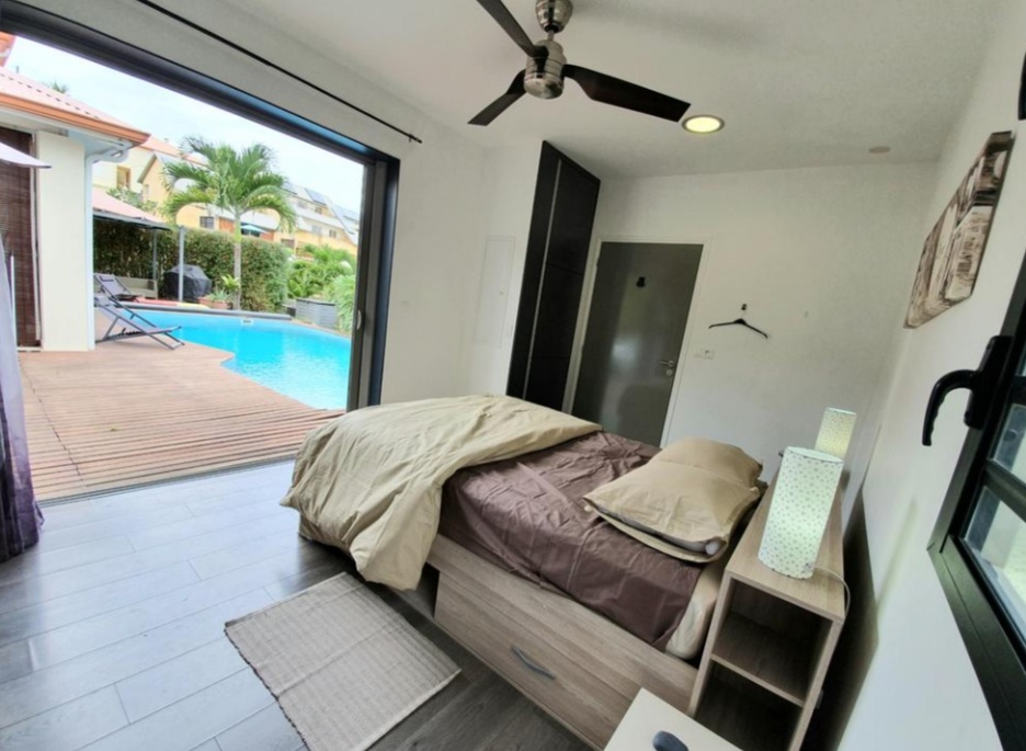 Chambre avec vue sur la piscine