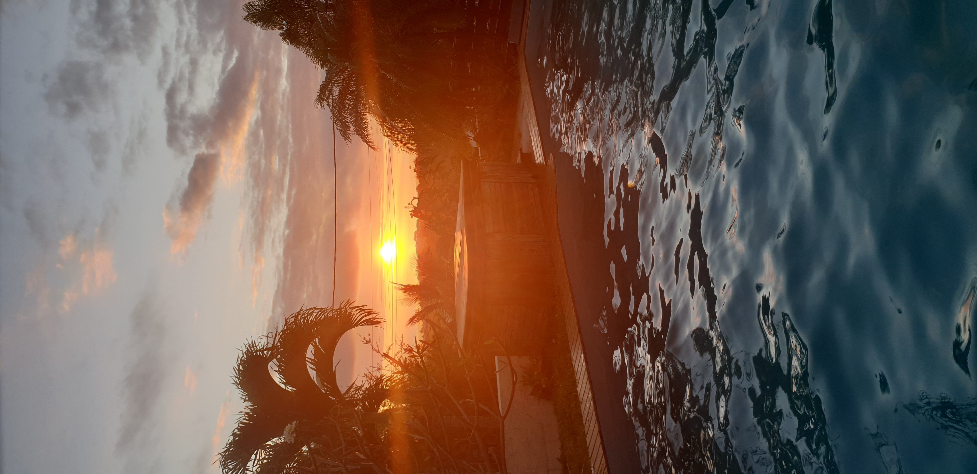 Coucher de soleil sur la piscine