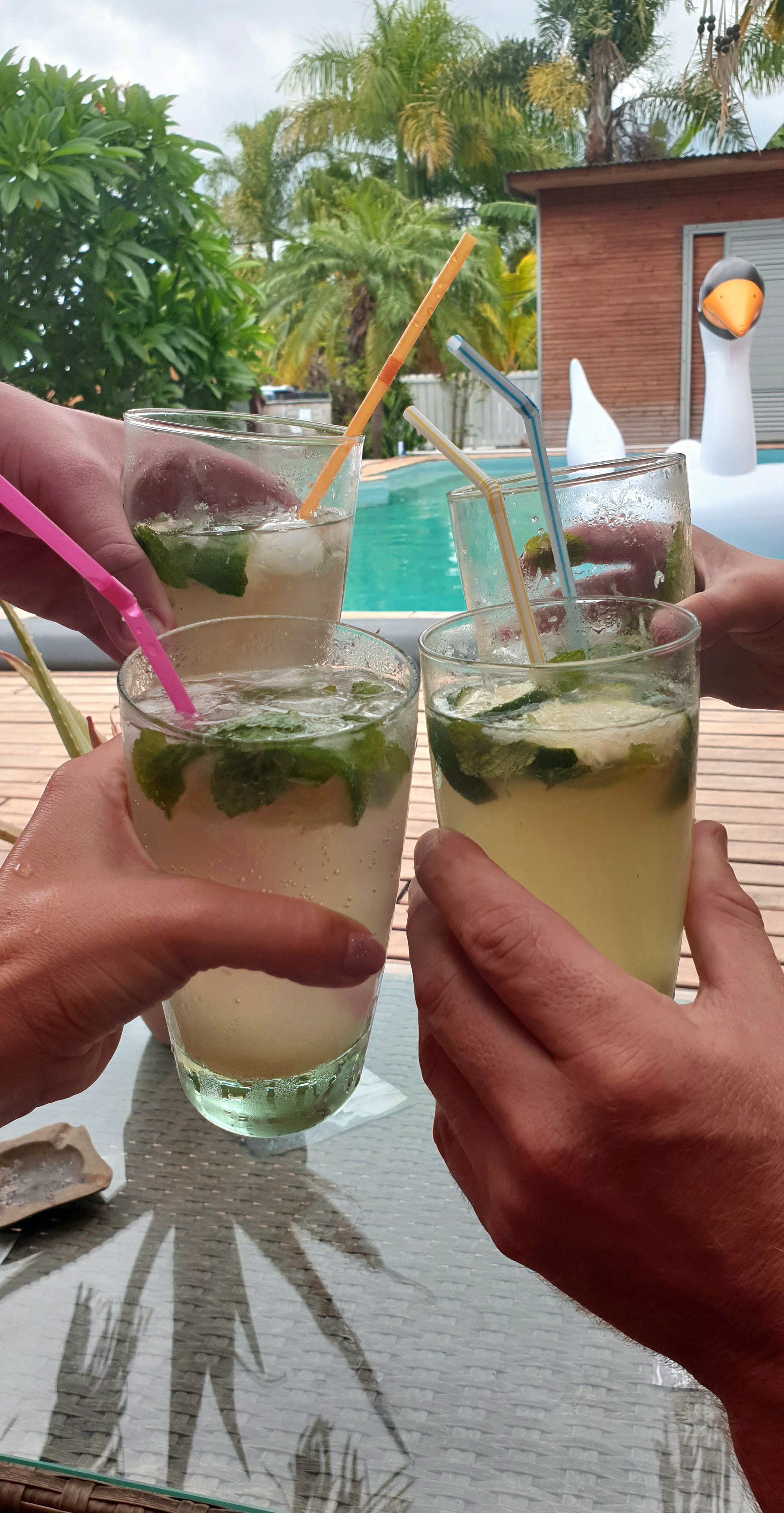 Cocktails au bord de la piscine