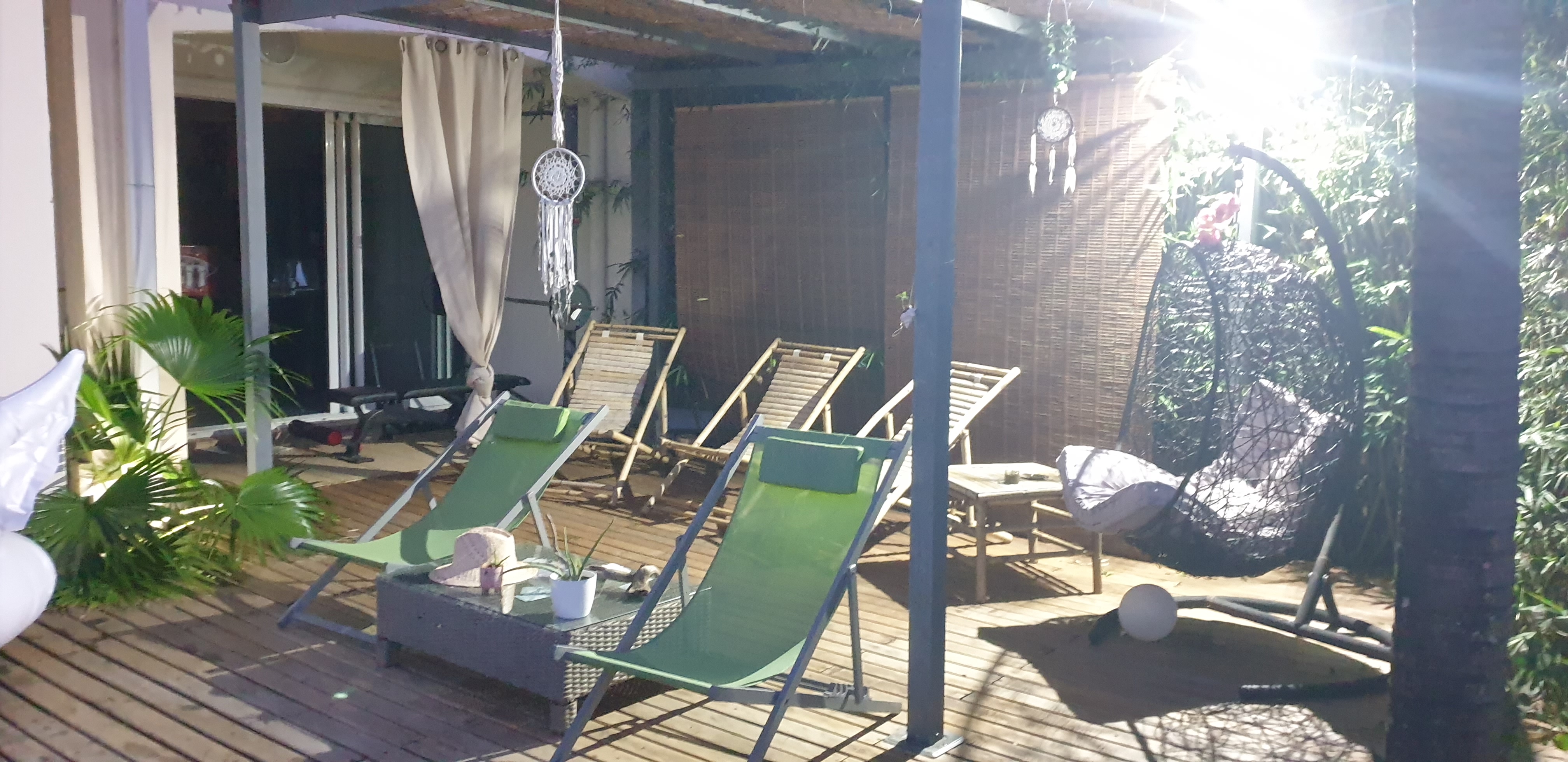 Terrasse zen avec transats