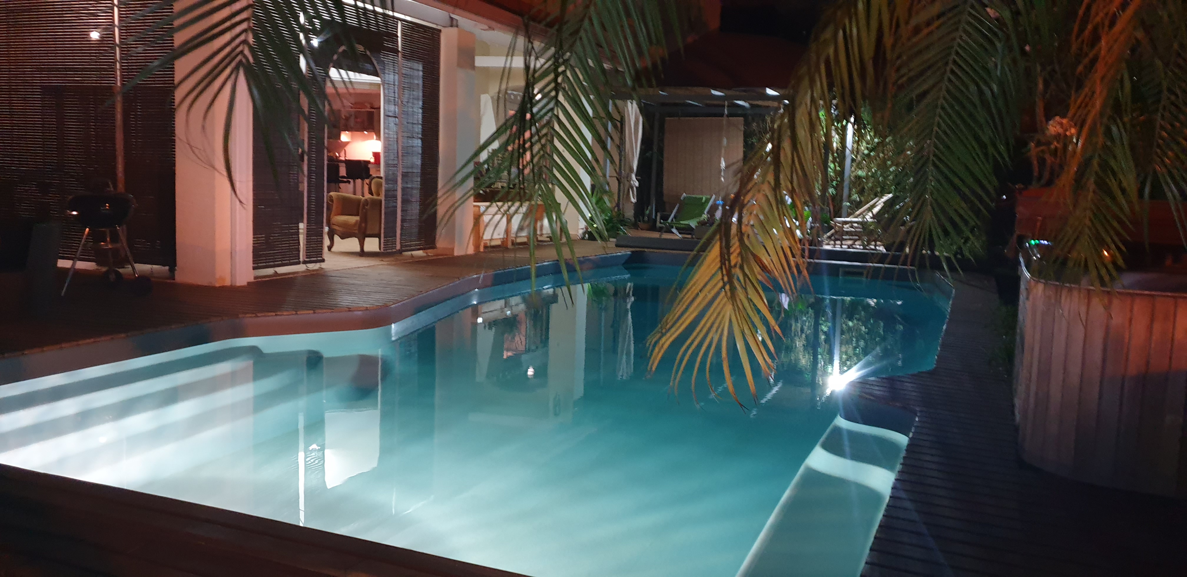 Piscine illuminée de nuit